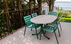 Beautiful Apartment With Picturesque View And Free Parking